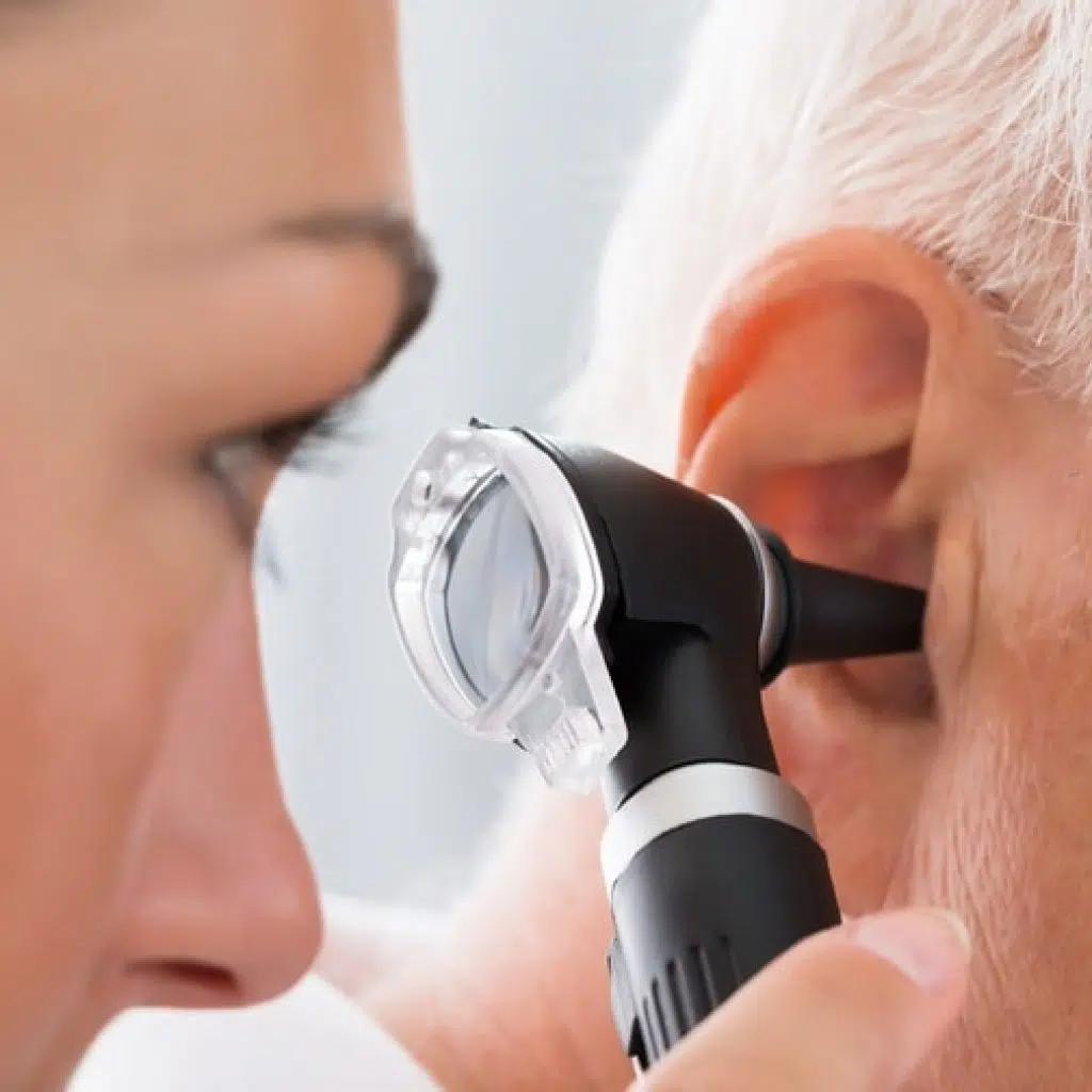 Consultation de l'oreille d'une personne âgée