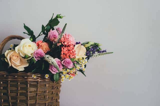 un arrangement de roses avec panier